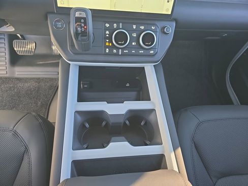 New 2026 Land Rover Defender 110 X-Dynamic SE image 25
