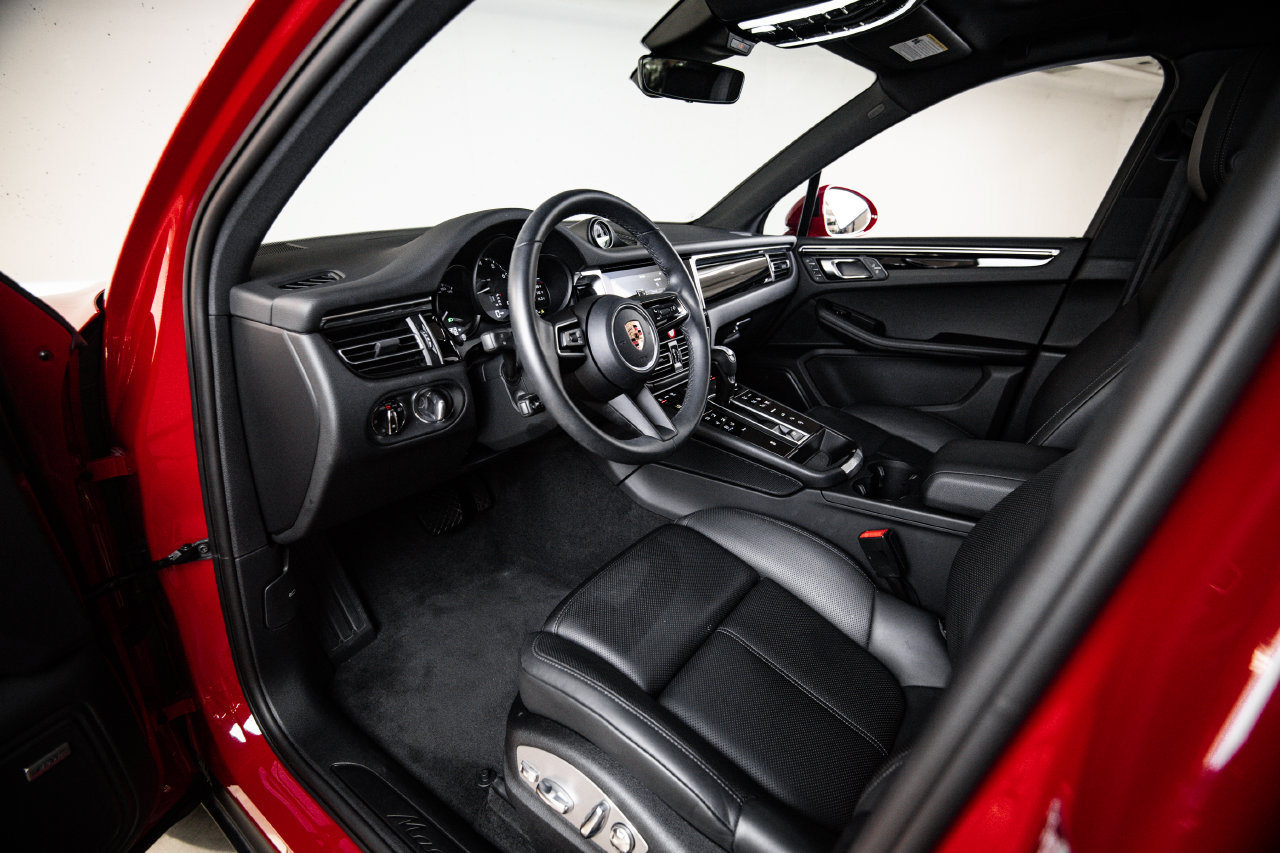 Certified 2026 Porsche Macan AWD/4WD image 4