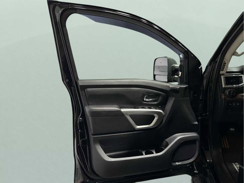Used 2019 Nissan Titan SL w/ Off-Road Package image 9