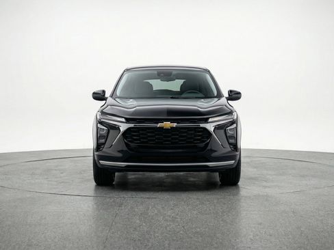 Used 2025 Chevrolet Trax LT image 2