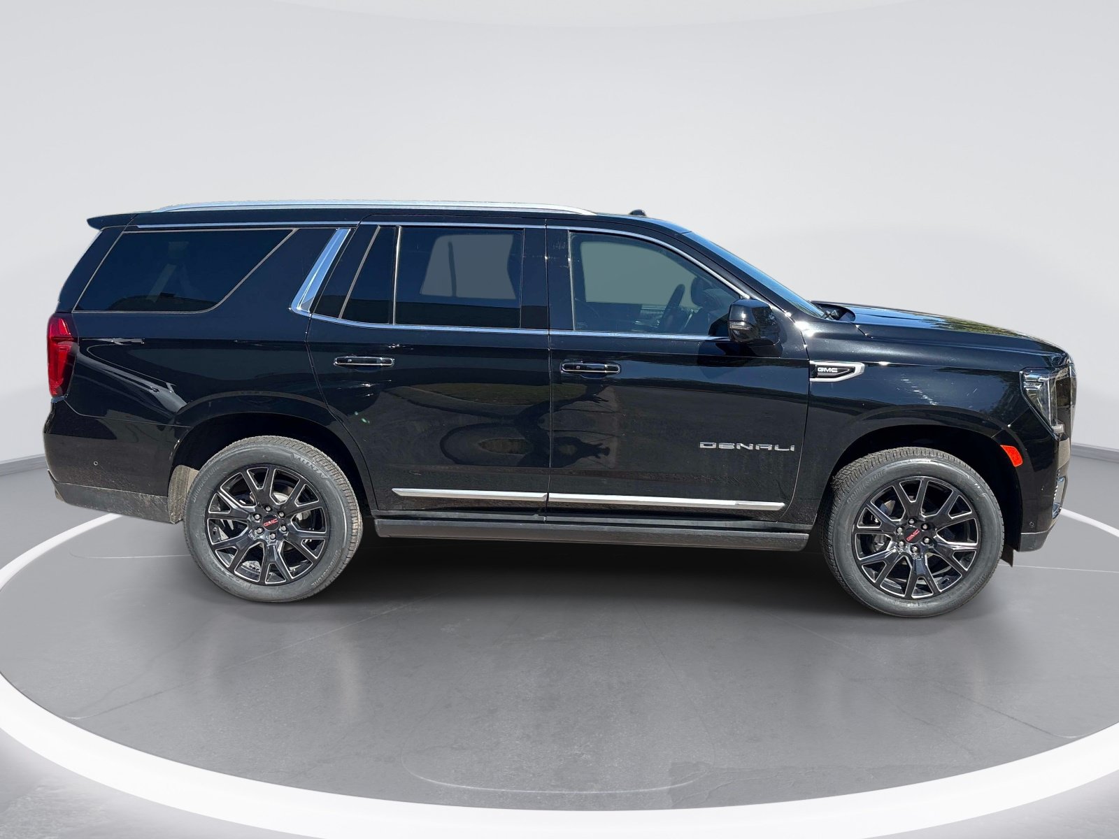 Used 2024 GMC Yukon Denali w/ Advanced Technology Package AWD/4WD image 9