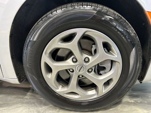 Used 2023 Chrysler Pacifica Limited image 24