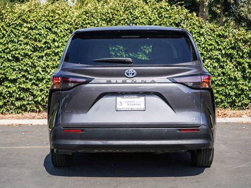 Used 2025 Toyota Sienna LE FWD image 5