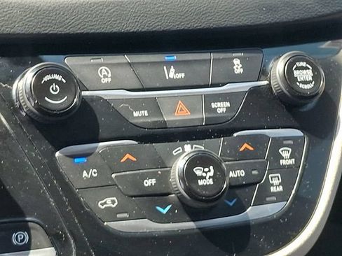 Used 2022 Chrysler Pacifica Touring-L FWD image 15