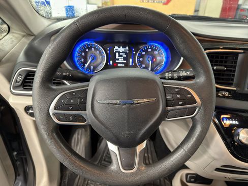 Used 2019 Chrysler Pacifica L FWD image 6