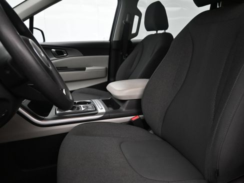 Used 2023 Kia Carnival LX FWD image 11