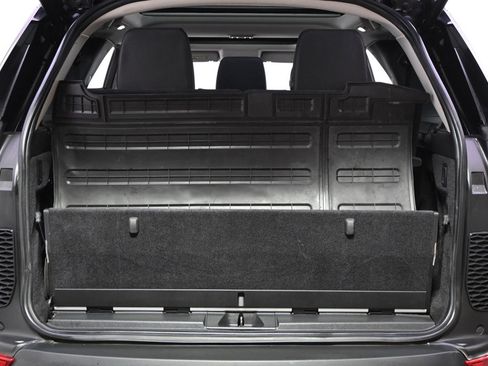 Used 2017 Land Rover Discovery HSE image 19