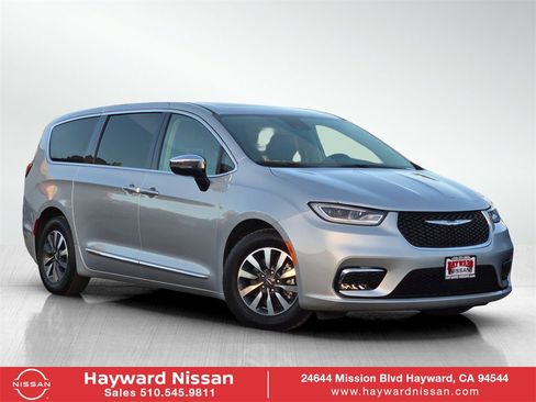 Used 2023 Chrysler Pacifica Limited image 1