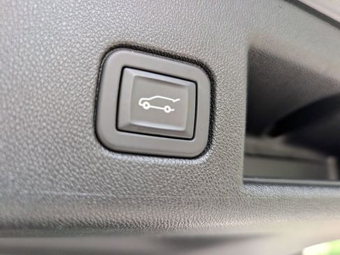 Used 2021 Chevrolet Equinox Premier FWD image 39