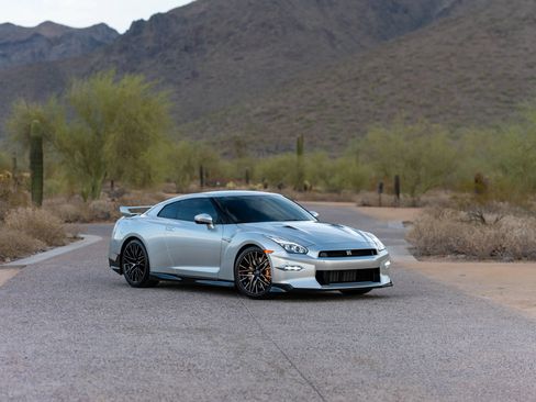 Used 2024 Nissan GT-R Premium w/ Floor Mat Package AWD/4WD image 5