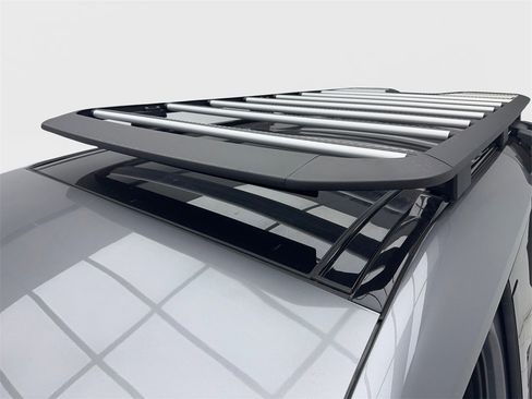 Used 2023 Land Rover Defender 110 SE image 16