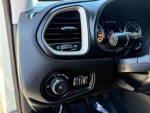 Used 2016 Jeep Renegade Latitude AWD/4WD image 13