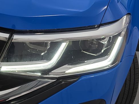 Certified 2022 Volkswagen Taos SEL w/ Panoramic Sunroof Package image 31