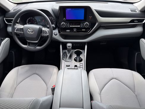 Used 2023 Toyota Highlander L FWD image 12
