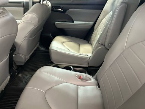 Used 2024 Toyota Highlander XLE image 5