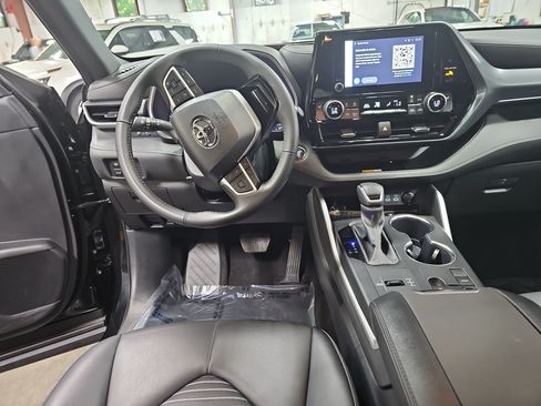 Used 2023 Toyota Highlander XSE FWD image 18