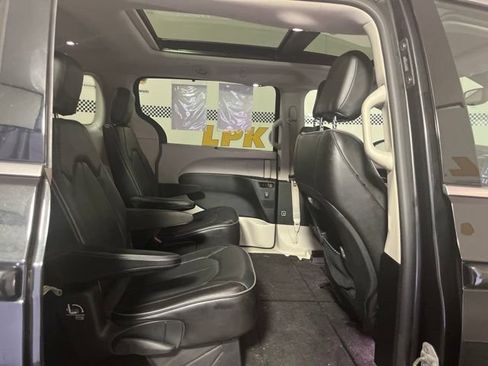 Used 2020 Chrysler Pacifica Limited FWD image 40