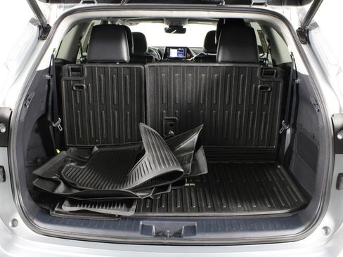 Used 2022 Toyota Highlander XLE image 16