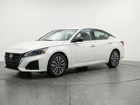 Used 2025 Nissan Altima 2.5 SV image 3