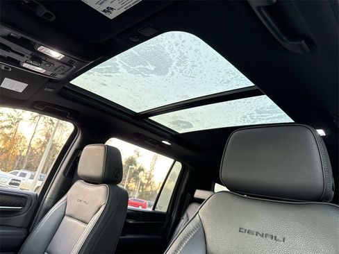 Used 2023 GMC Yukon XL Denali image 13