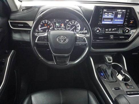 Used 2022 Toyota Highlander XLE image 9
