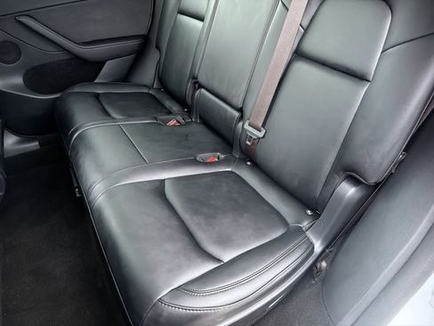 Used 2022 Tesla Model Y Long Range image 21