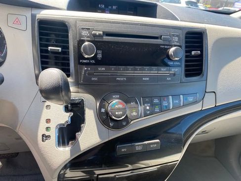 Used 2014 Toyota Sienna LE AWD/4WD image 13