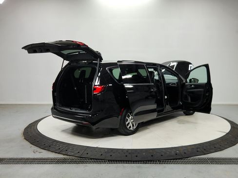 Used 2025 Chrysler Pacifica Select FWD image 17
