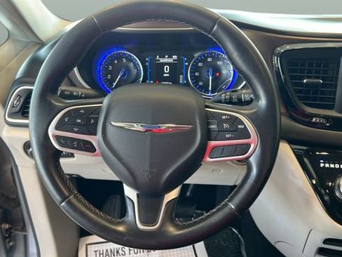 Used 2017 Chrysler Pacifica Touring-L FWD image 15