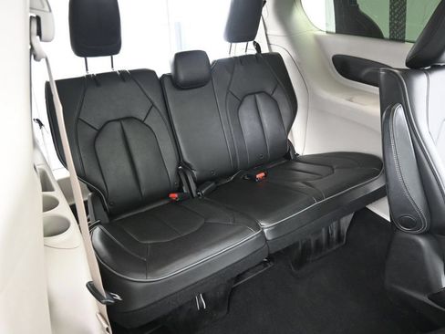 Used 2020 Chrysler Pacifica Limited FWD image 28