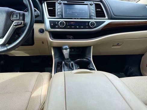 Used 2018 Toyota Highlander Limited FWD image 19