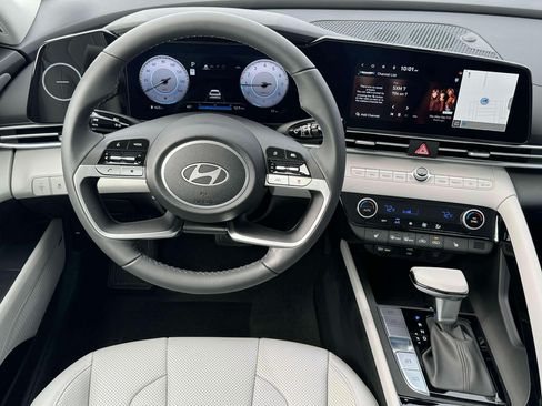 Used 2025 Hyundai Elantra Limited FWD image 18