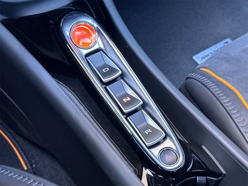 Used 2025 McLaren Artura Spider image 23