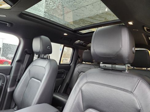 Used 2024 Land Rover Defender 110 S image 12