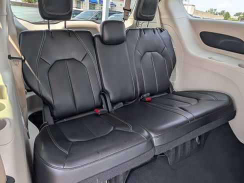 Used 2023 Chrysler Pacifica Touring-L FWD image 12