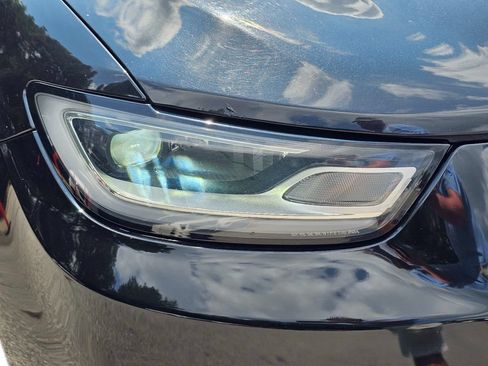Used 2023 Chrysler Pacifica Touring-L FWD image 3