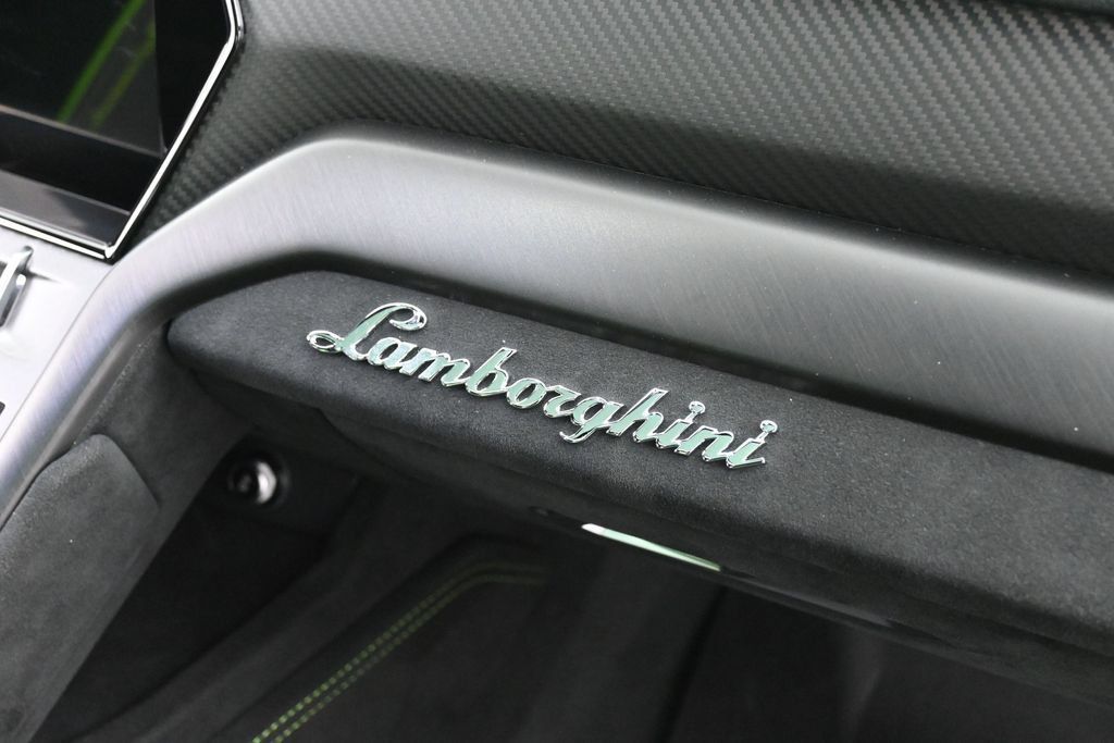 Used 2024 Lamborghini Urus Performante AWD/4WD image 35