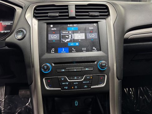 Used 2018 Ford Fusion SE w/ Fusion SE Technology Package image 23