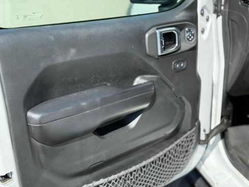 Used 2018 Jeep Wrangler Unlimited Sport S image 32