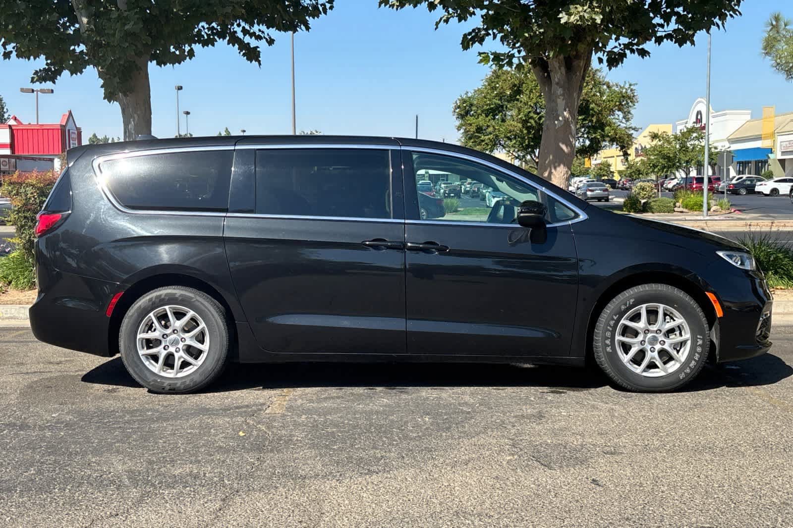 Used 2023 Chrysler Pacifica Touring-L FWD image 9