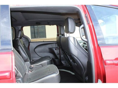 Used 2025 Chrysler Pacifica Limited image 11