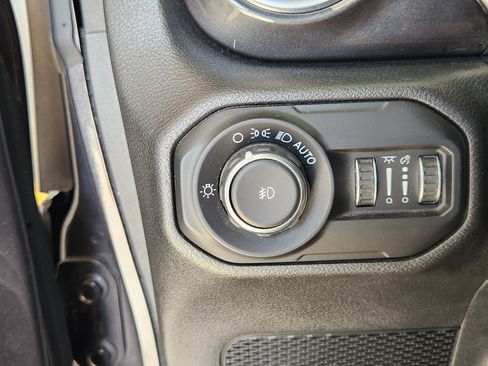Used 2020 Jeep Wrangler Unlimited Sahara AWD/4WD image 23