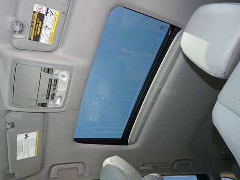 Used 2019 Toyota Highlander Limited FWD image 10