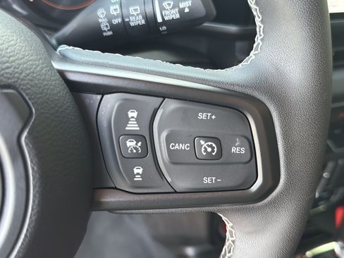 Used 2025 Jeep Wrangler Unlimited Rubicon w/ Convenience Group AWD/4WD image 39