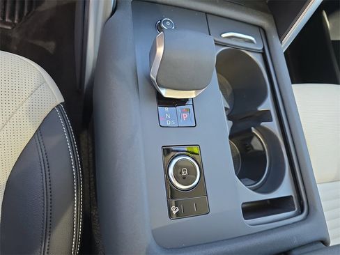 Certified 2025 Land Rover Discovery S image 27