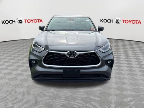 Used 2022 Toyota Highlander LE AWD/4WD image 2
