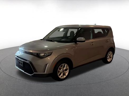 Used 2025 Kia Soul LX w/ LX Technology Package FWD image 4
