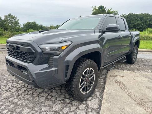 Used 2025 Toyota Tacoma TRD Sport AWD/4WD image 2