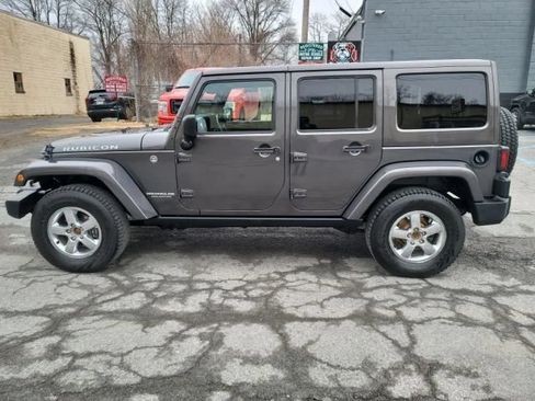 Used 2017 Jeep Wrangler Unlimited Rubicon w/ Connectivity Group AWD/4WD image 8