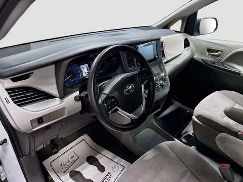 Used 2020 Toyota Sienna L FWD image 9